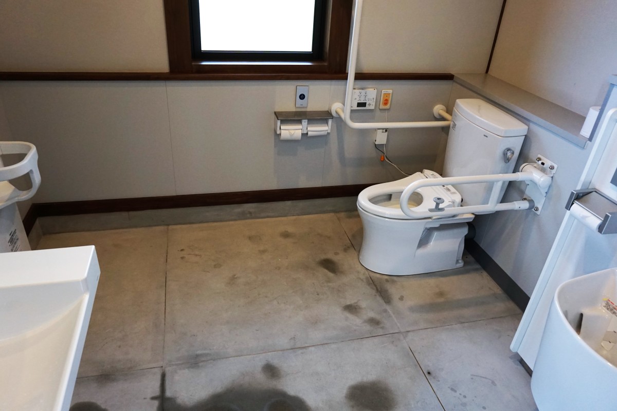 屋外トイレ多目的トイレ