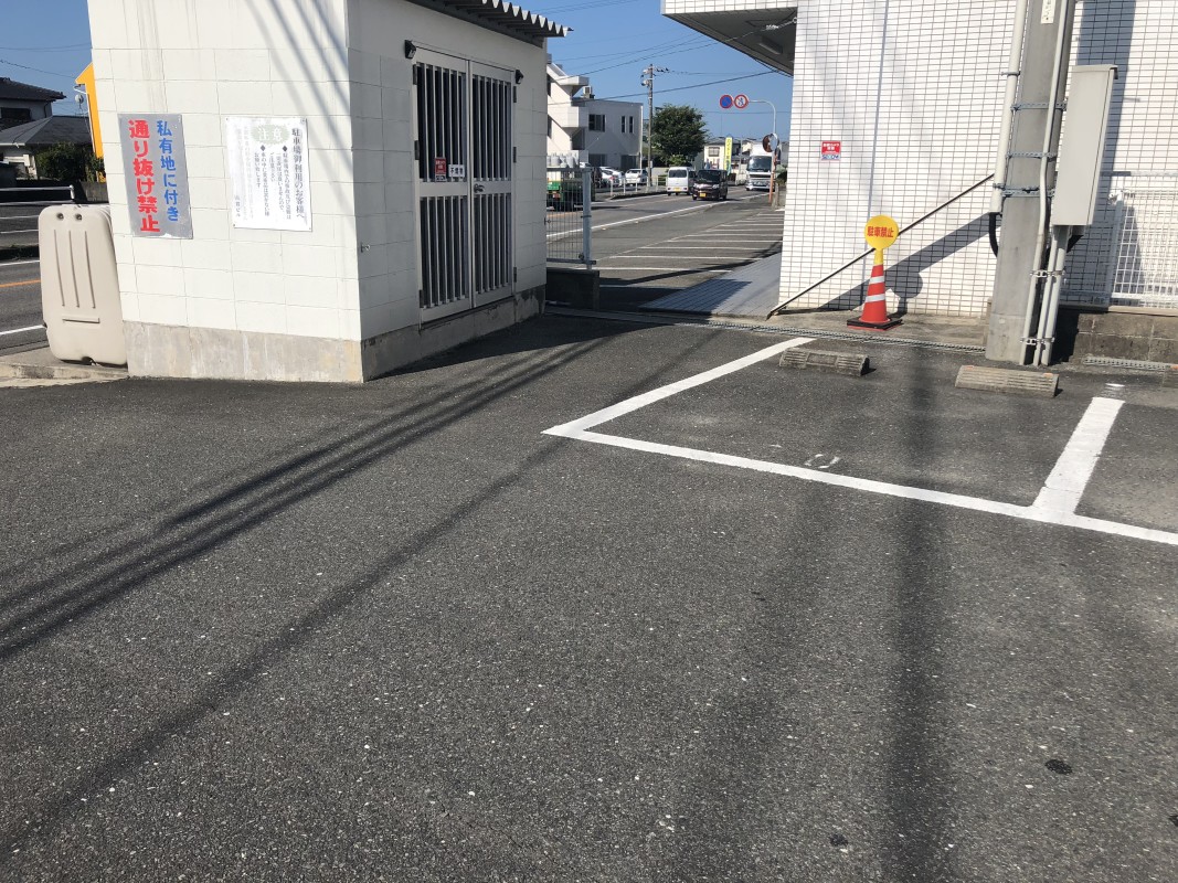 駐車場の西側にある古賀ビルの1階が店舗