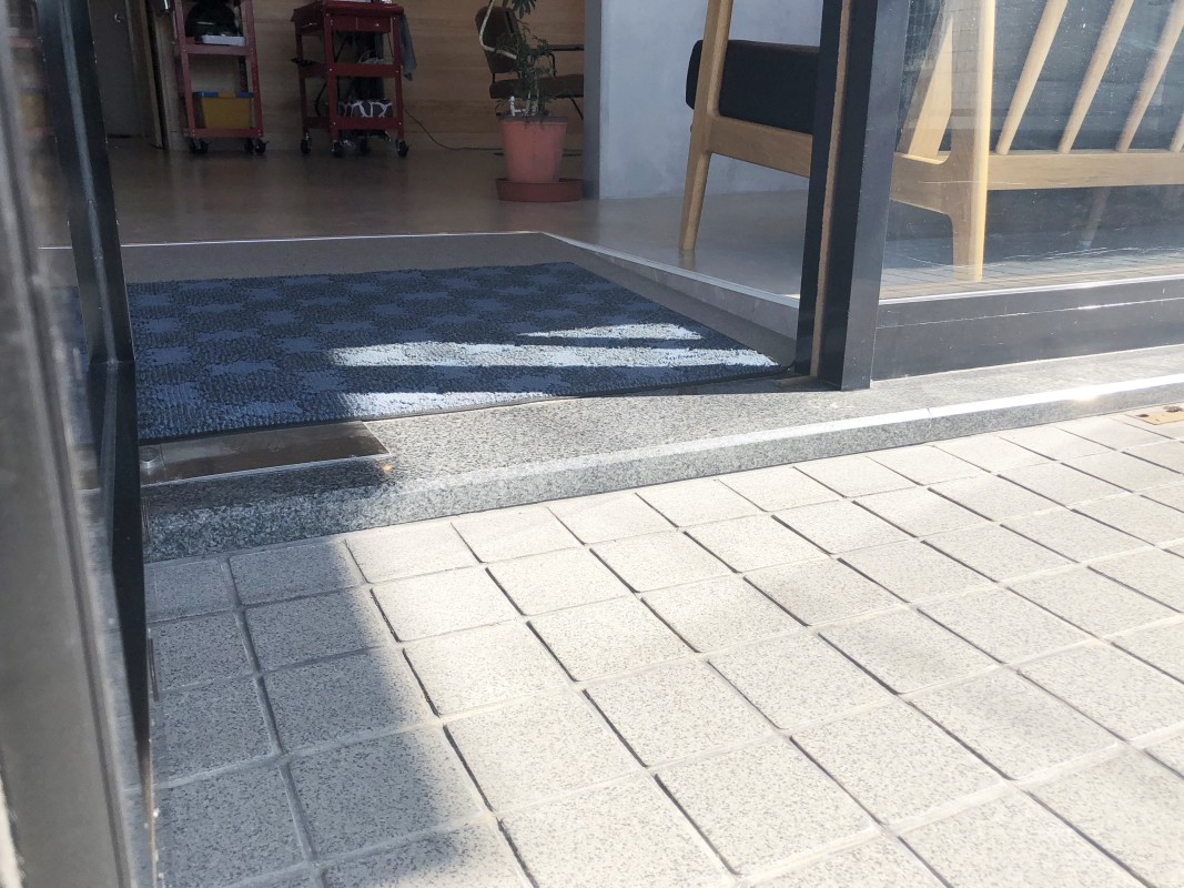 段差あり(1段)スロープあり