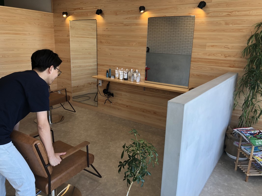 カット台のいすは動かせます