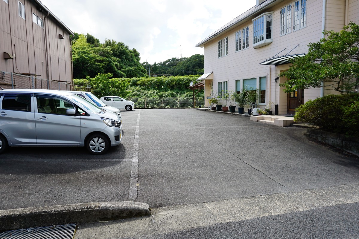 店舗前の駐車場から出入り口まで