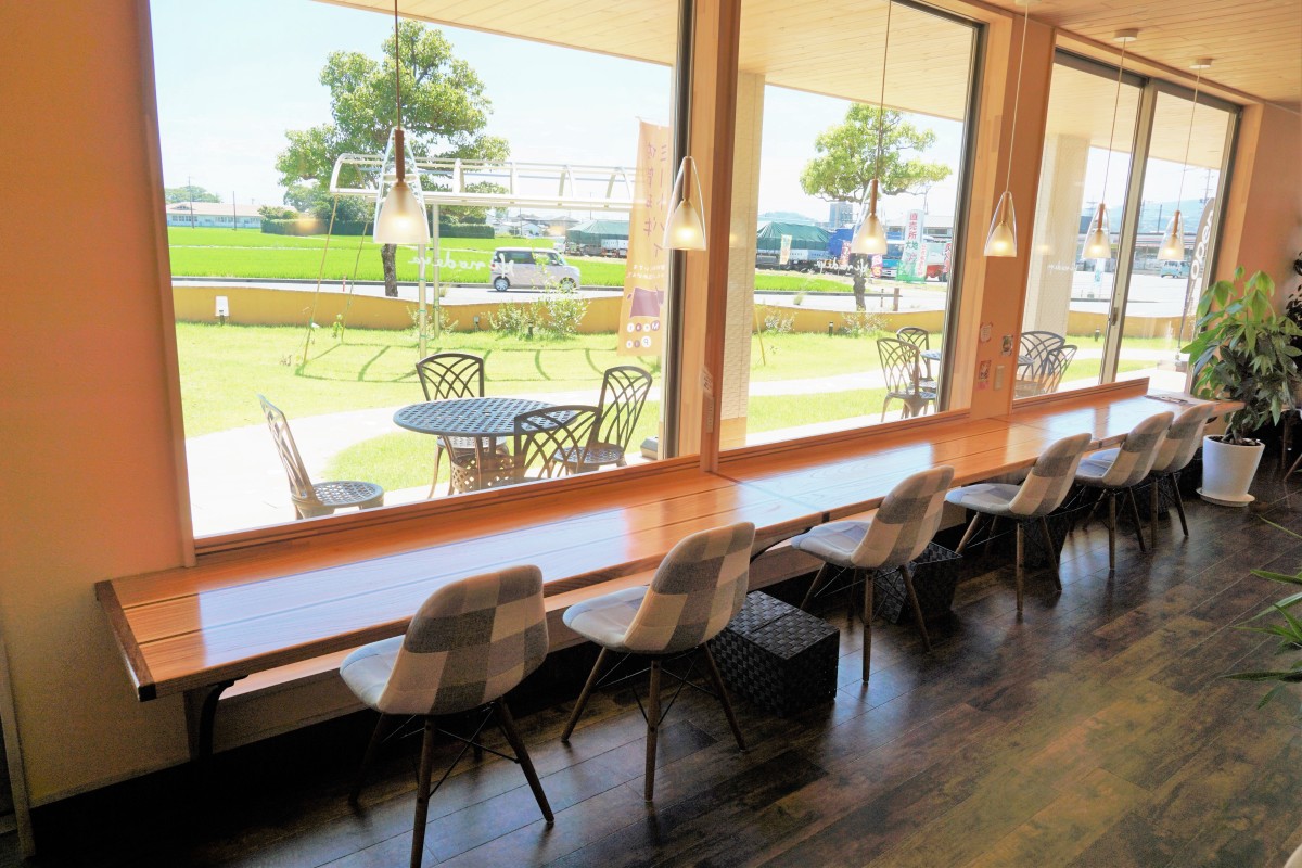 カフェコーナーにはカウンター席とテーブル席あり、テラス席もご利用できます。