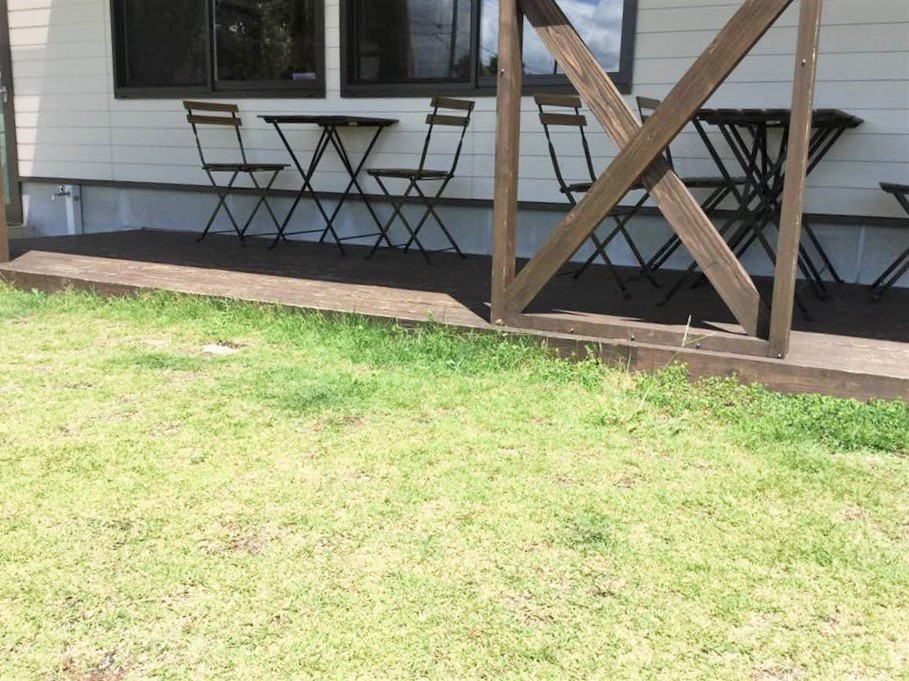 テラスからドッグランへ5センチほどの段差あり