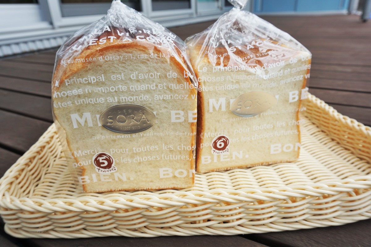 食パンは2種類（左側イギリスパン、右側プルマン）