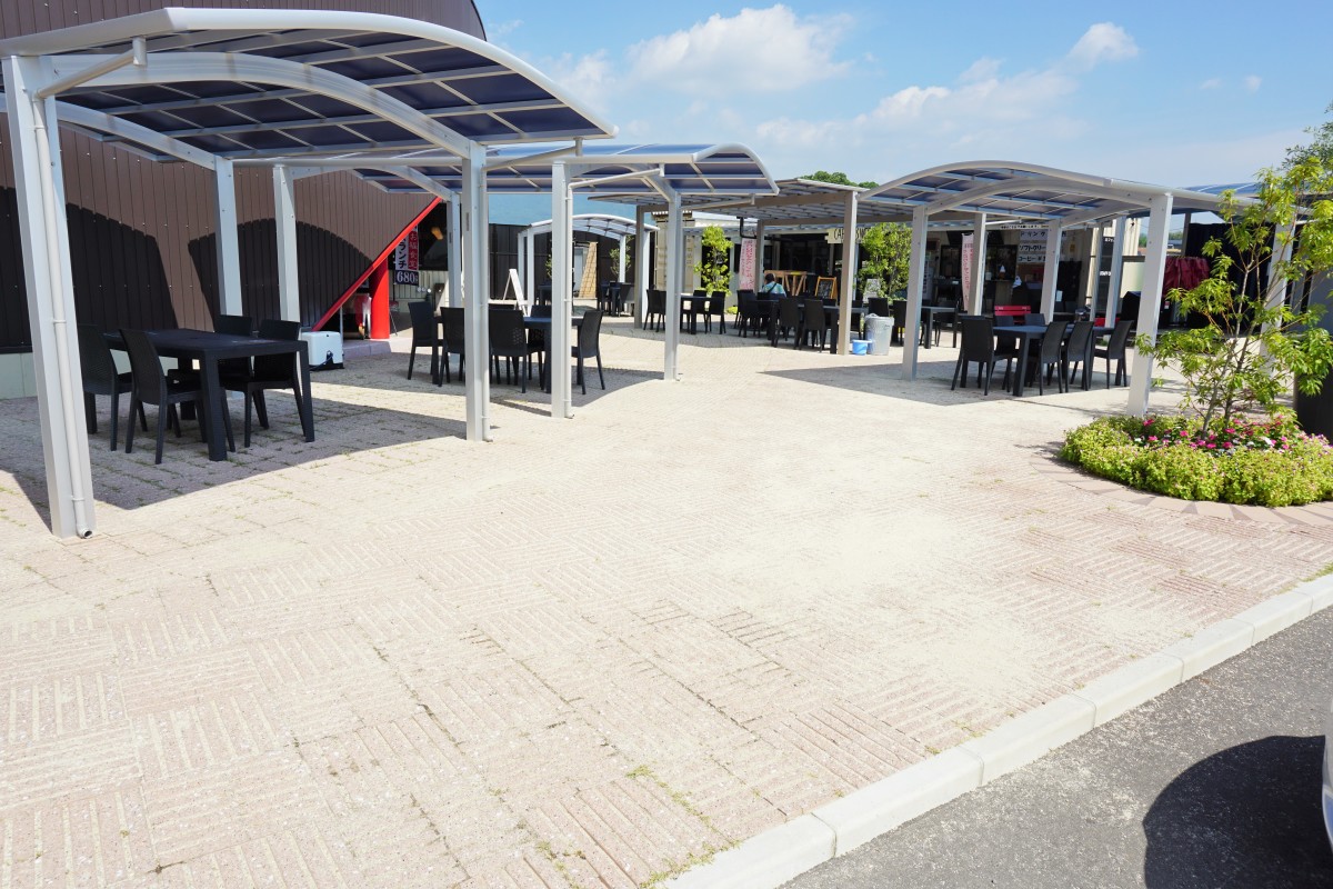 建物東側出入り口、テラス、トイレ、麦米カフェ、お福食堂への通路