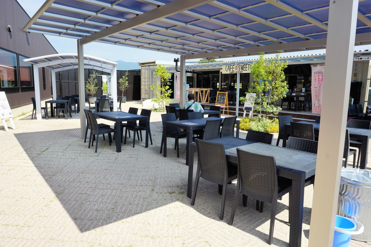 目の前はテラス席