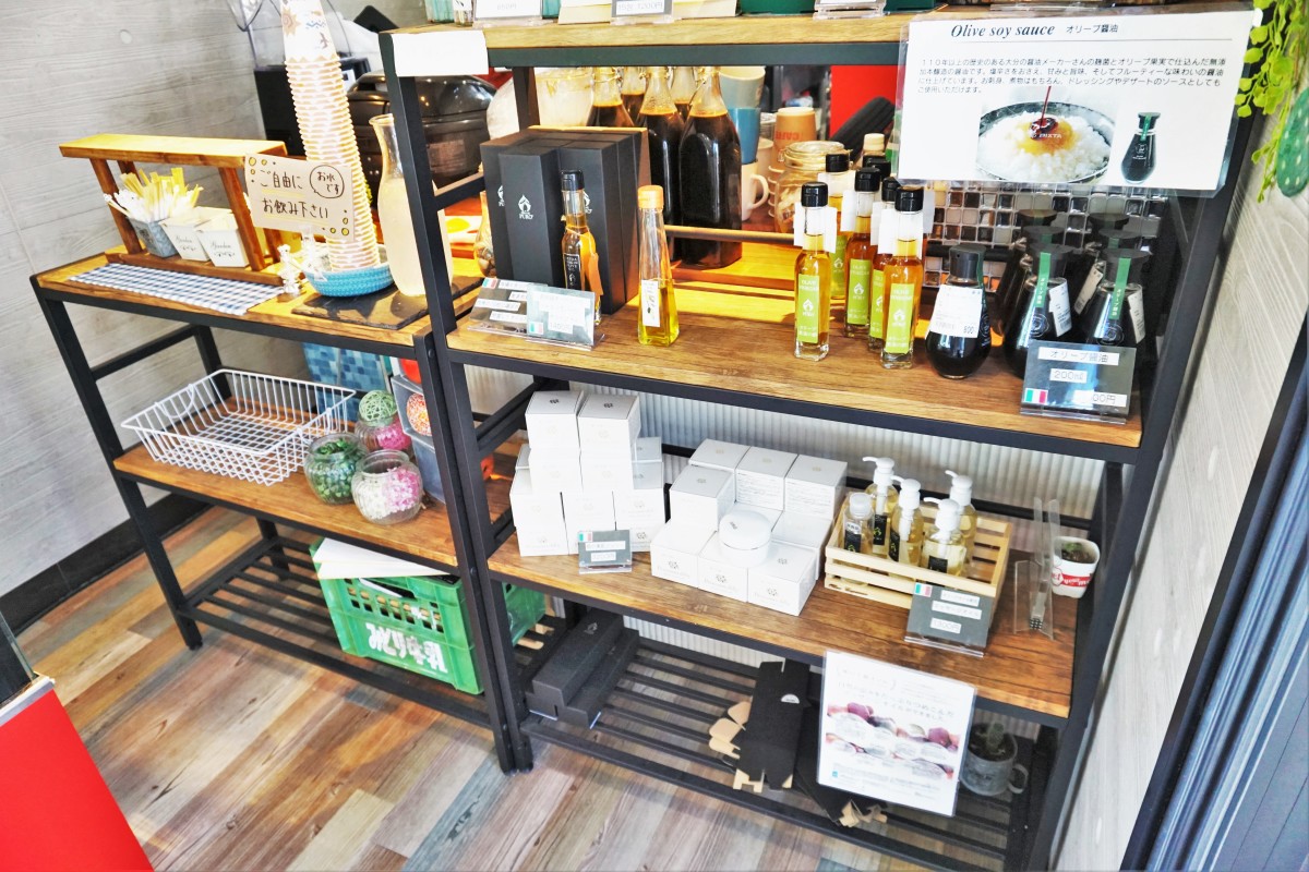 ハンドメイドアクセサリーや敷地内にある工場より直売のオリジナルオリーブオイルも店内にて発売中
