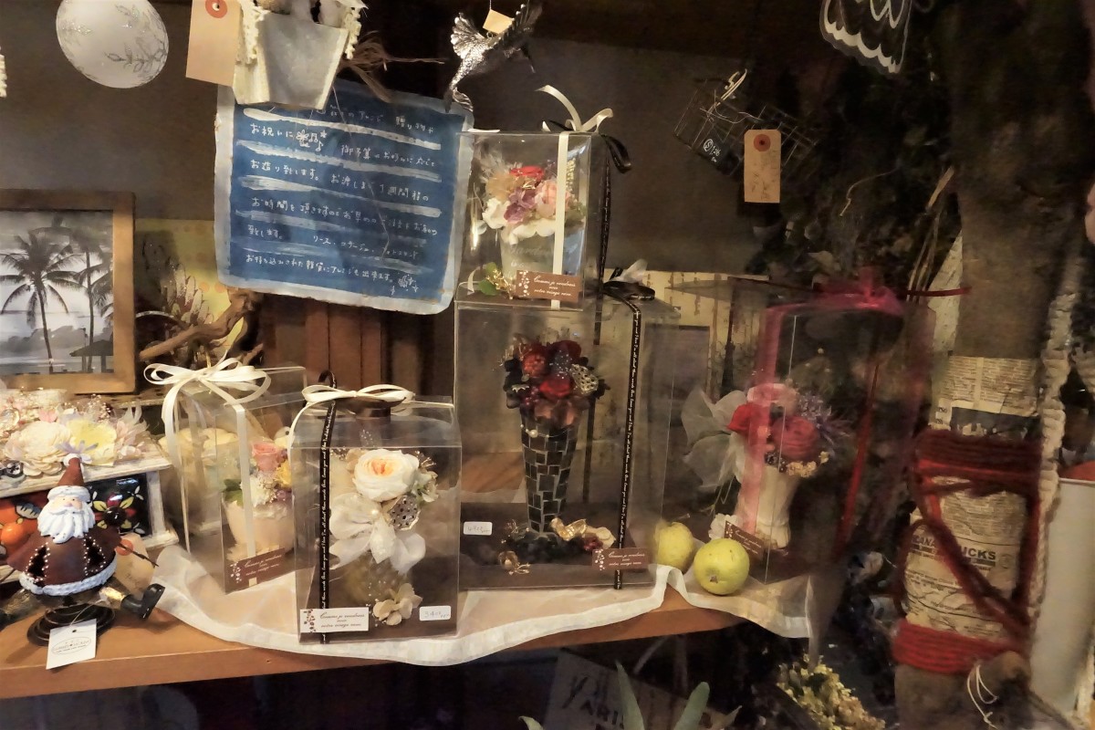 【1階】フラワー花友（ディスプレイ、生花は季節によって変わります）