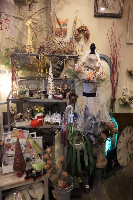 【1階】（ディスプレイ、生花は季節によって変わります）