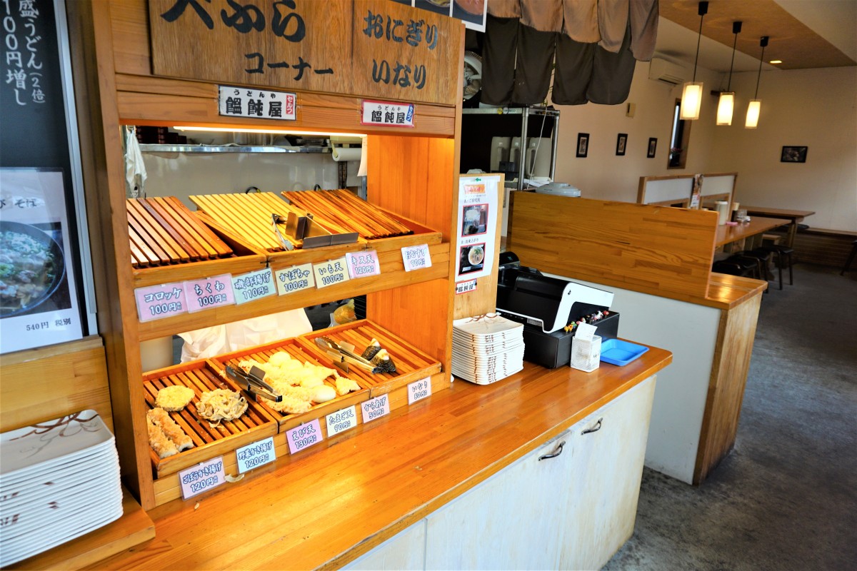 うどんを注文し、作られている間にトッピング選び