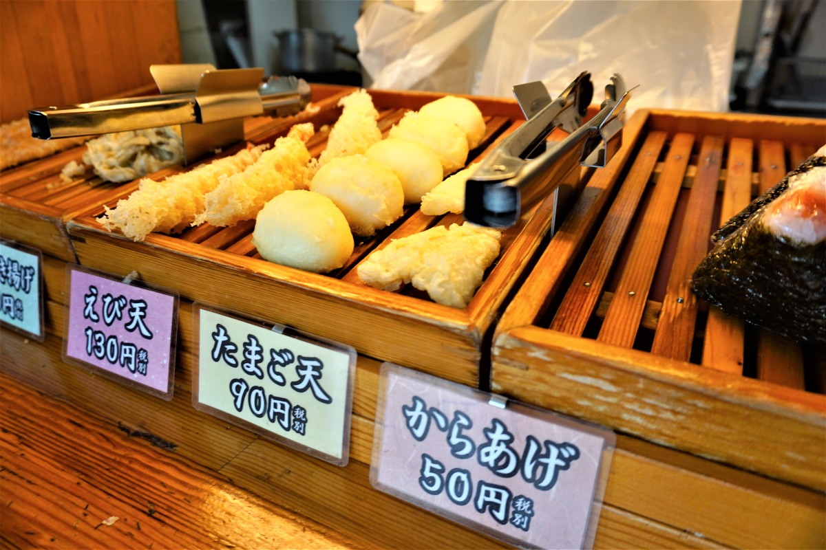 セルフでトッピングを取ってレジへ