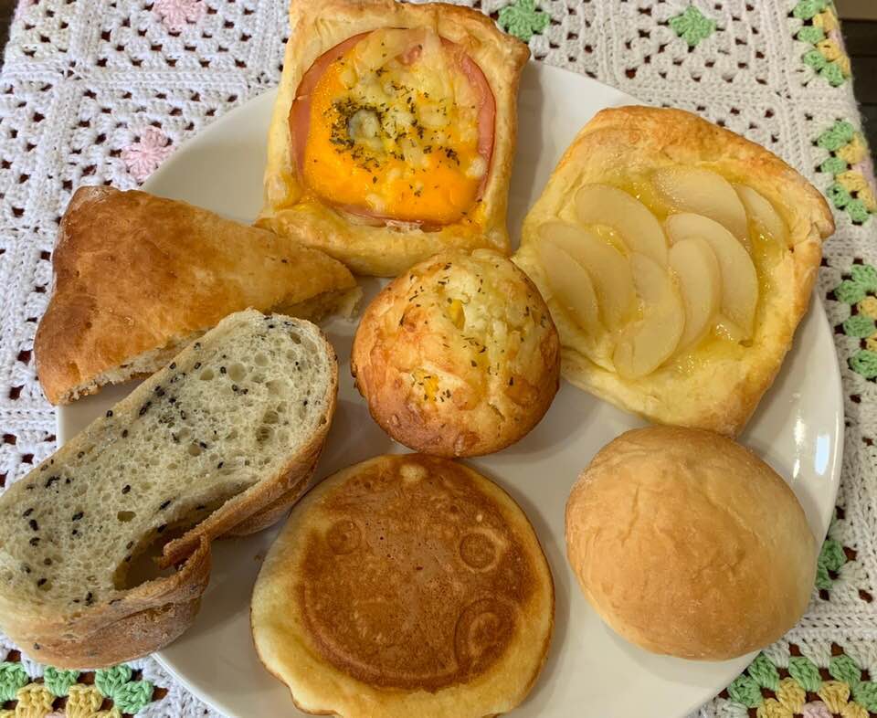 オーナーの手作りの日替わり手捏ねパンとドリンクでランチはいかが?