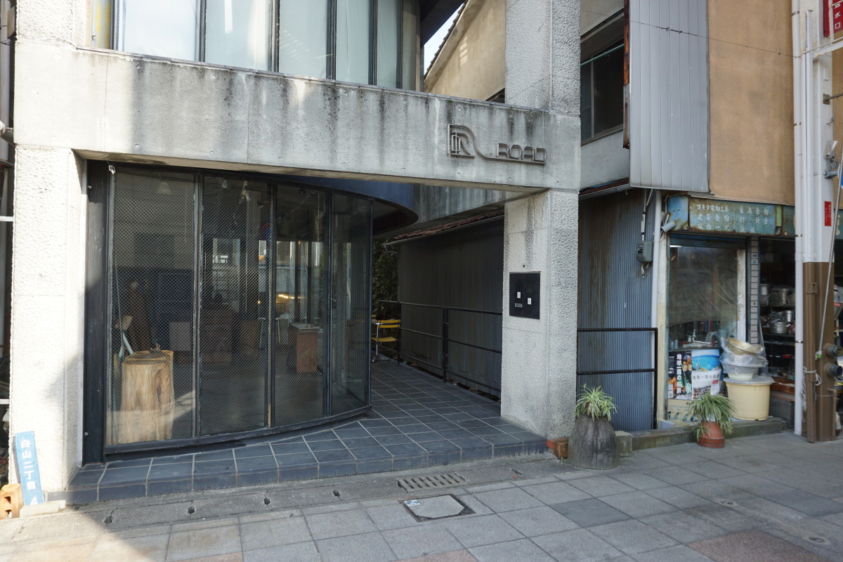 「風ＲＯＡＤ」ビルの1階の奥にあり