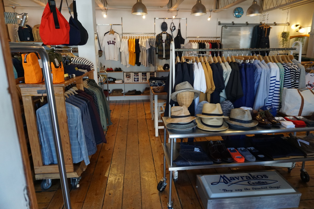 店内にはおしゃれな洋服や小物がたくさん。