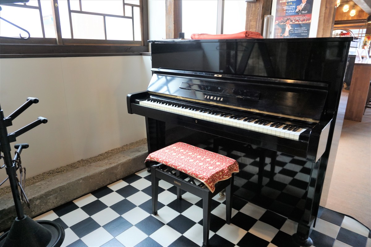 ライブなども行う店舗にはピアノがあり自由に演奏していただいてＯＫ