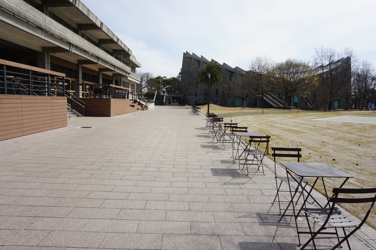 南側にはオープンデッキがあり、新しく整備された滑り台や噴水、緑の芝生が広がる公園につながっている