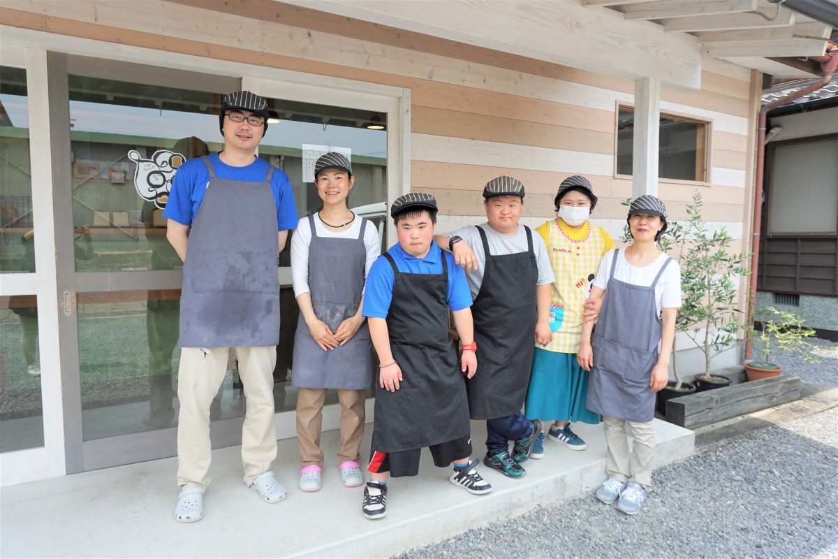 スタッフみんなで、ひとつひとつ丁寧に作ったパンです♪