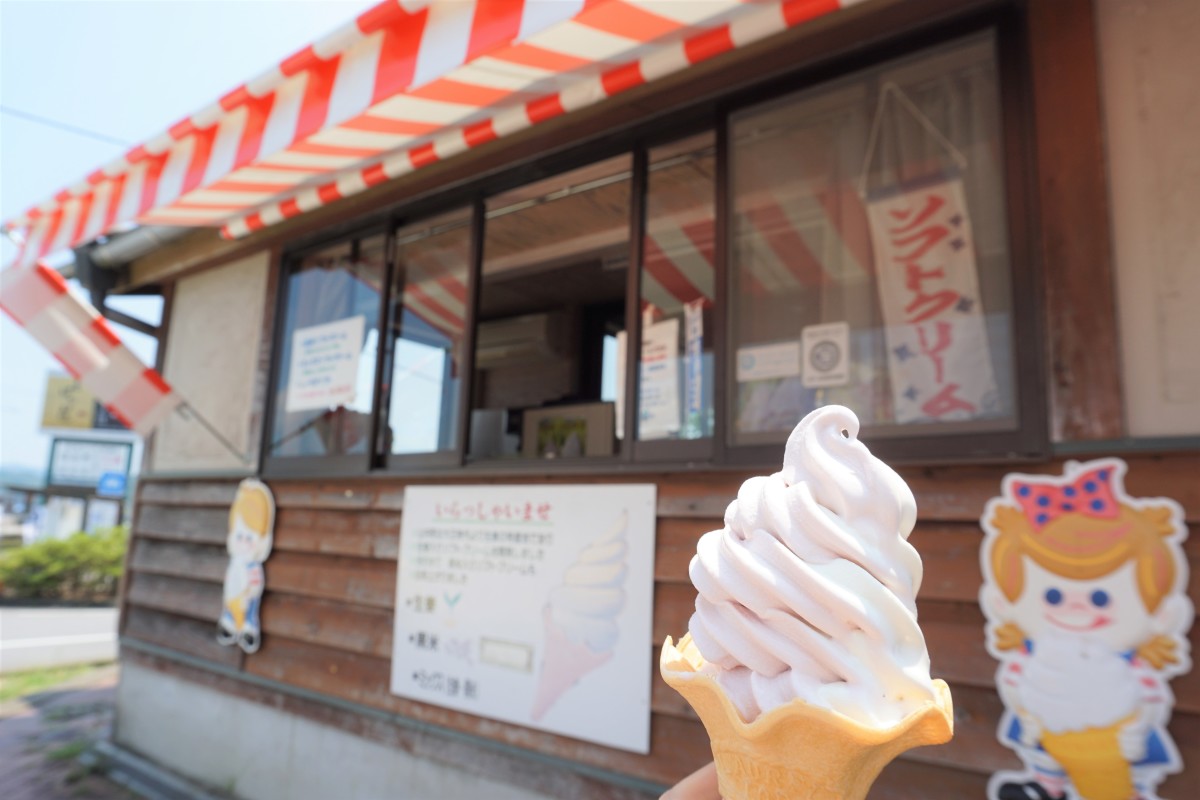 特産品の黒米ソフトクリーム・生姜ソフトクリーム。おいしくて珍しく、人気！