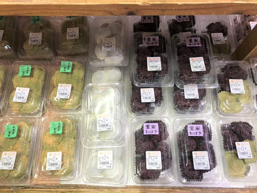 特産品の黒米関連の商品多数