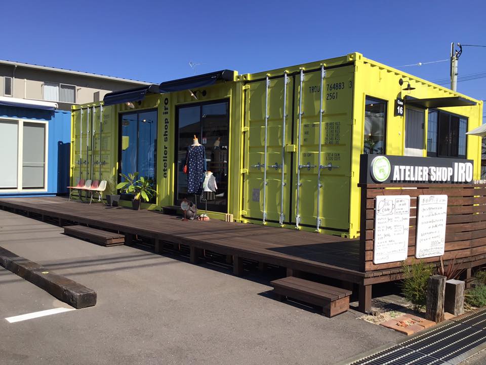 入り口前のウッドデッキへあがる2段の階段が2箇所あり