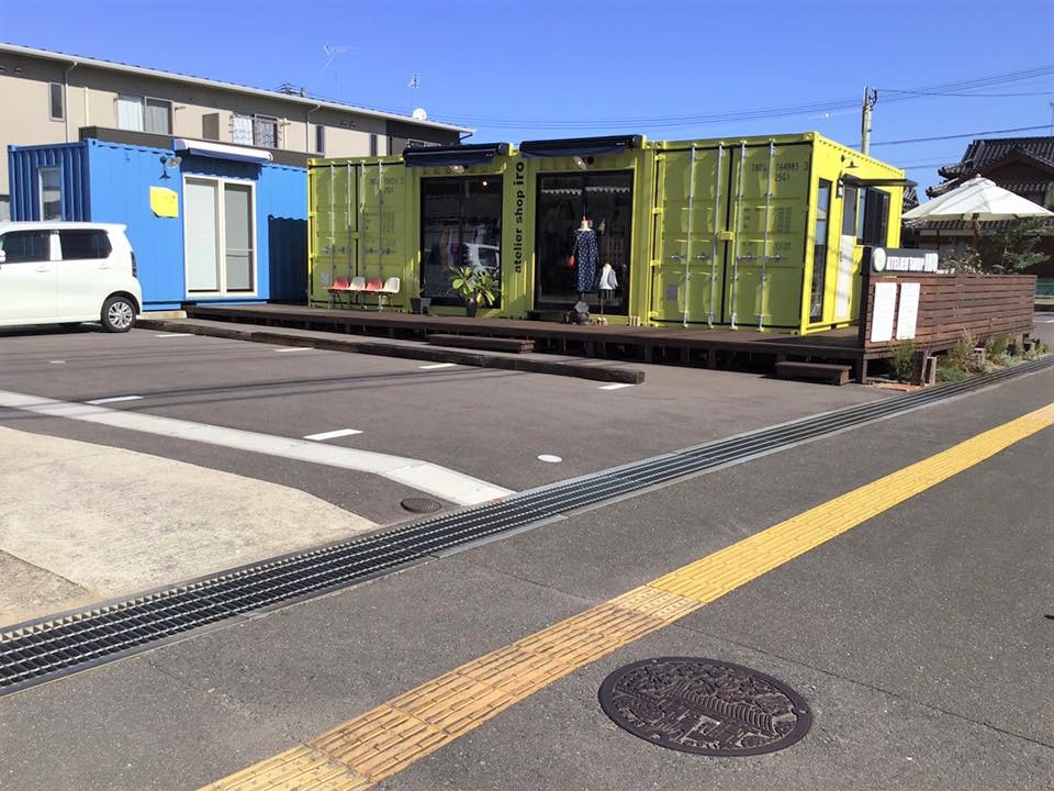 駐車場入り口、歩道との境にグレーチング(格子状の溝蓋)あり