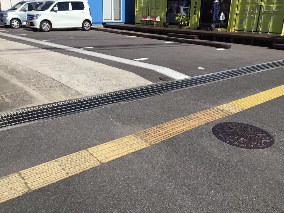 駐車場入り口は少々傾斜あり