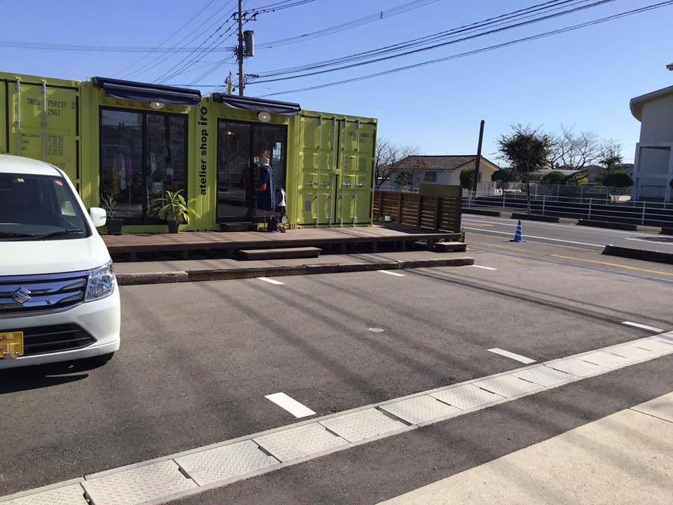 駐車場の車止めについては5台分が1本につながっている、長い枕木になっています。足元にご注意ください。