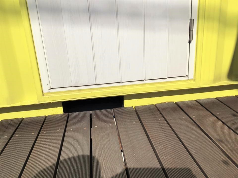 【cafe16】開き戸の足元に15センチほどの段差あり