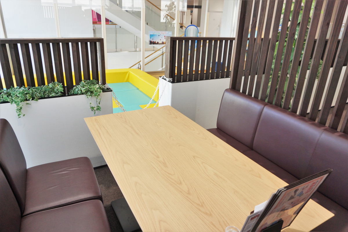 カフェの席に隣接しているのでママも安心