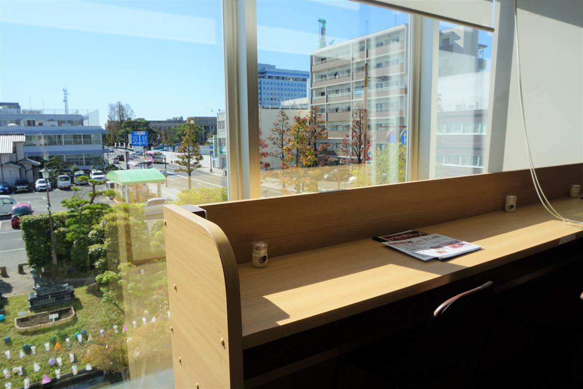 お濠の花火がよく見えるカウンター席