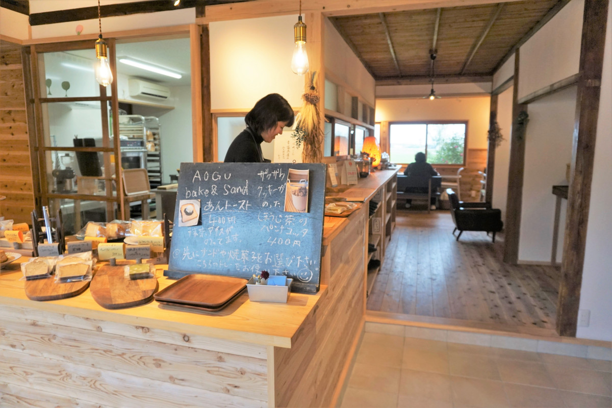 奥にイートインスペースあり