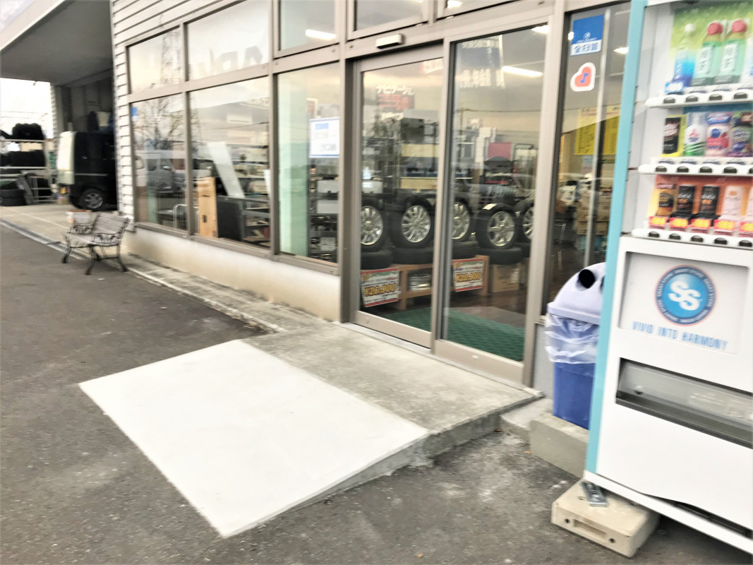 出入口に自動ドアとスロープを設置しました！
