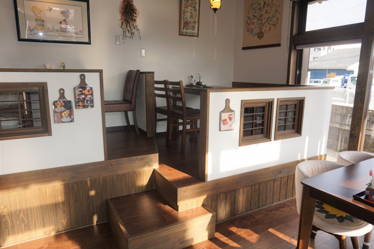 半個室のような感覚でお使いいただけるテーブル席もあります