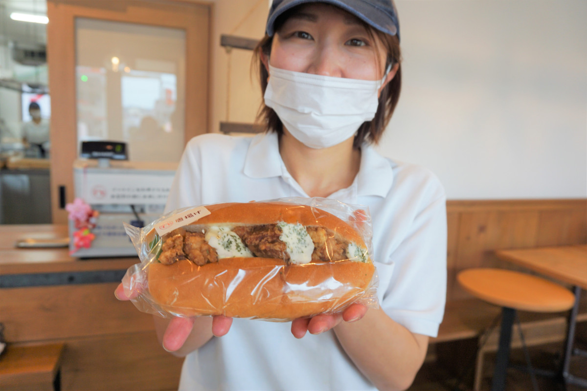 スタッフ一押し！唐揚げコッペはボリューム満点！