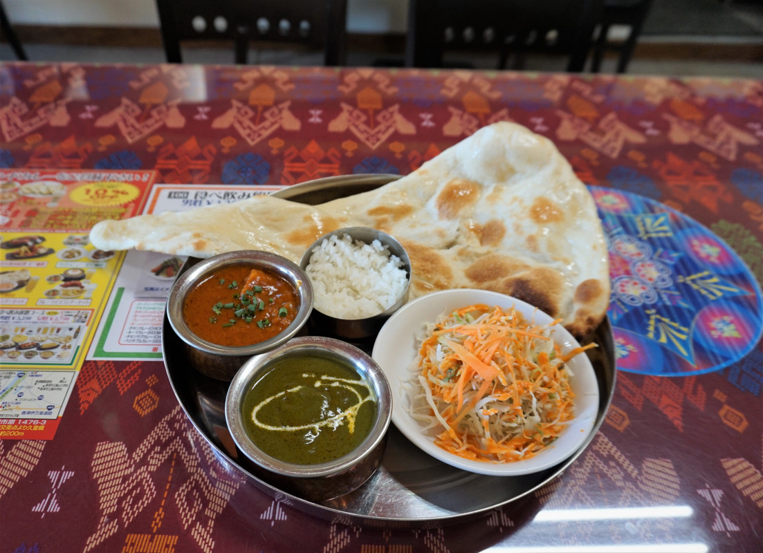 本場のインドカレーを味わってください。セット注文の方はナンのおかわり自由です！