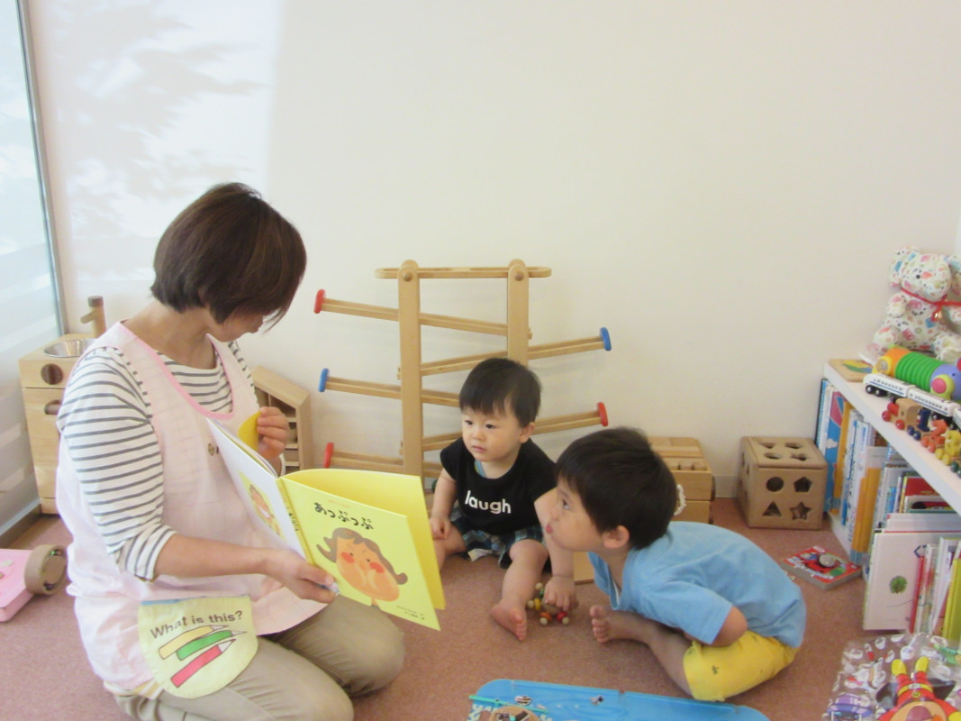 キッズスペースには安全な木のおもちゃと絵本があります