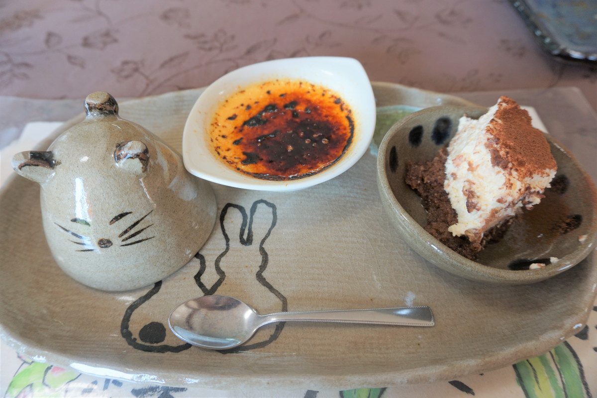ランチにはデザートとコーヒー付き。カップのかわいいデザインが名物です。