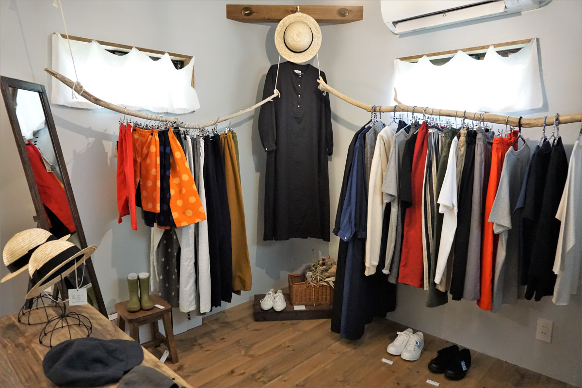 【ｐｅｎｓｅ】2階に服飾の販売あり