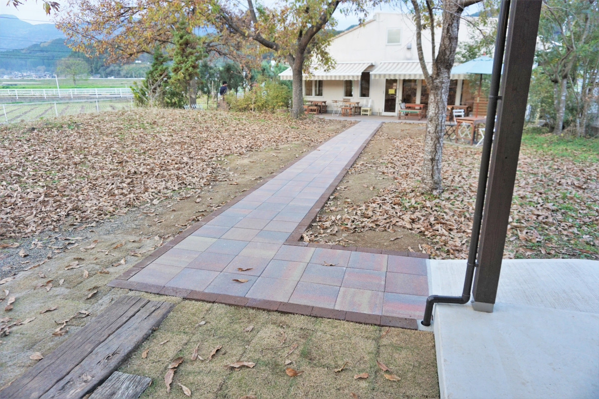 カフェのテラスからお庭を通って店舗まで、ベビーカーや車いすでも通れるようにアプローチを整備しました！