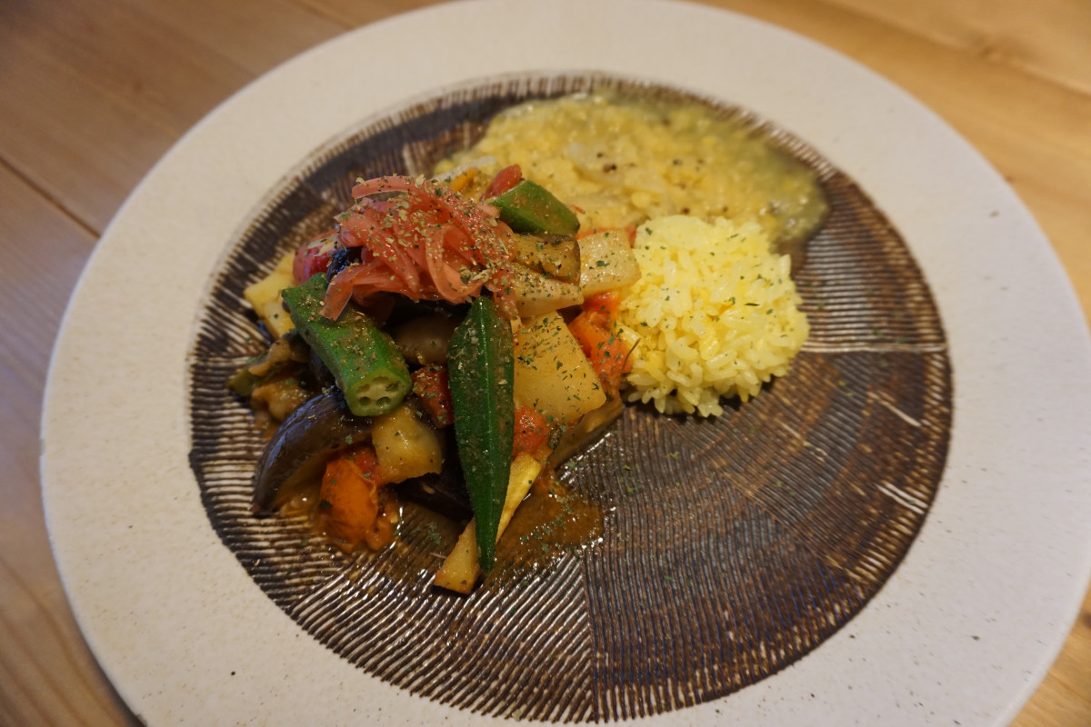 テイクアウトでカレー弁当も事前予約、曜日限定で提供しています