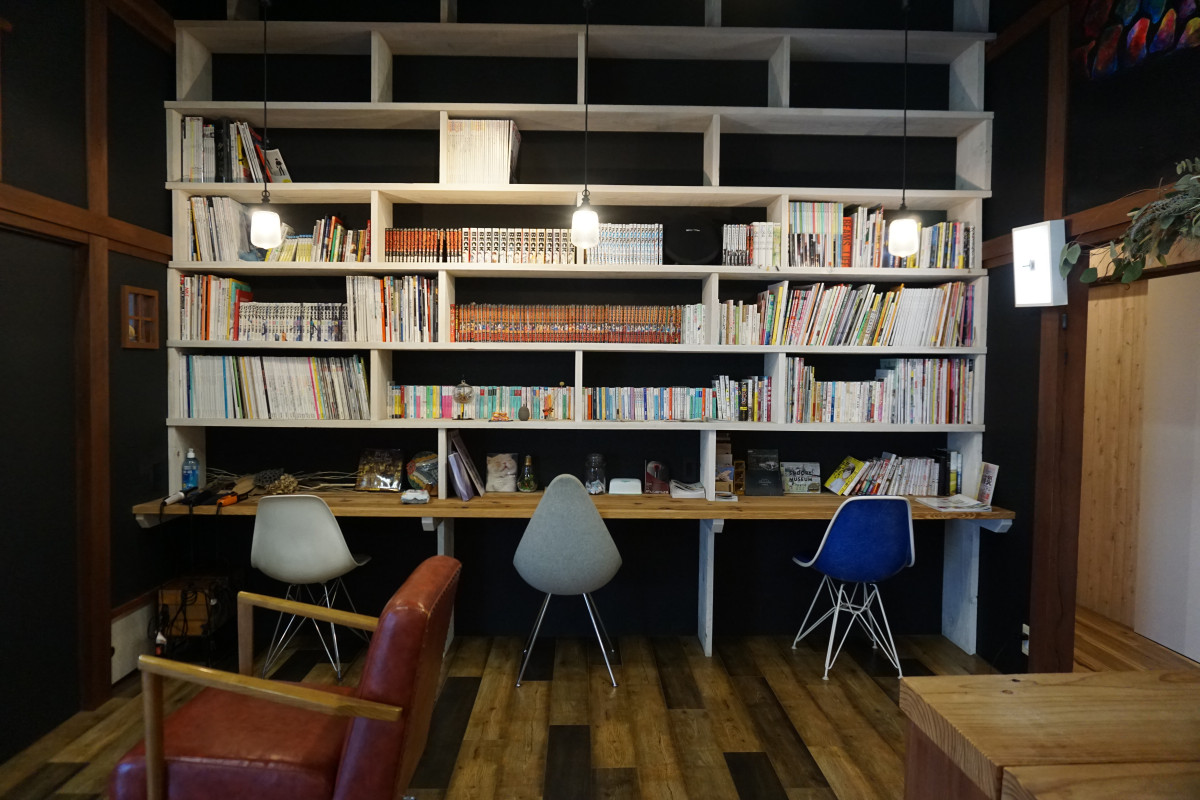 大きな本棚があり、本の貸出可能。