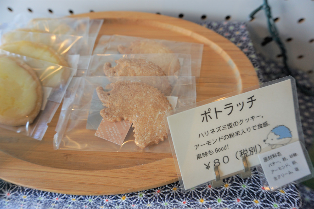 マスコットのハリネズミの形のクッキーがお出迎え