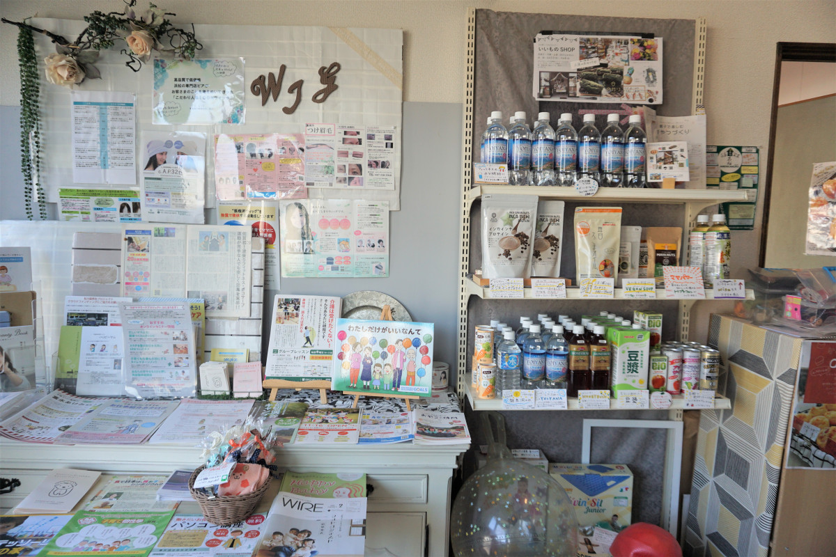 玄関にはさまざまな情報あり