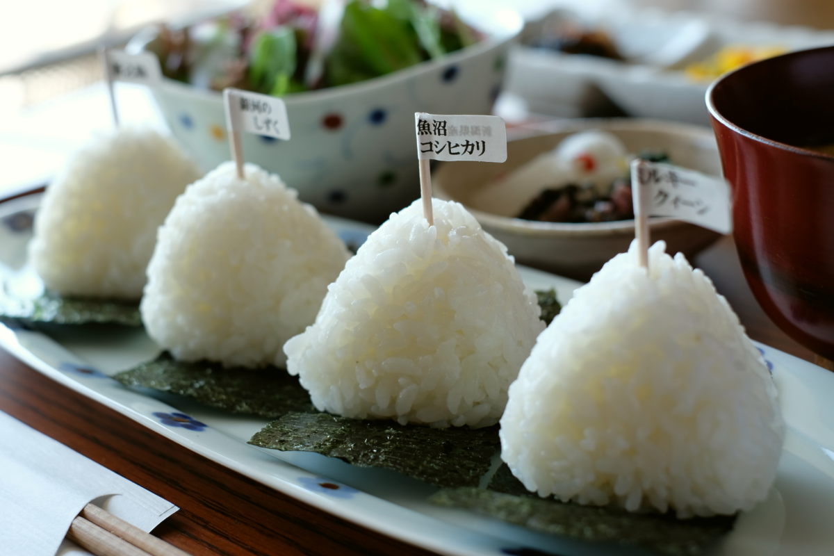 カフェでは様々な種類のおにぎり食べ放題やライスブランを使ったハンバーグやスイーツが楽しめます!