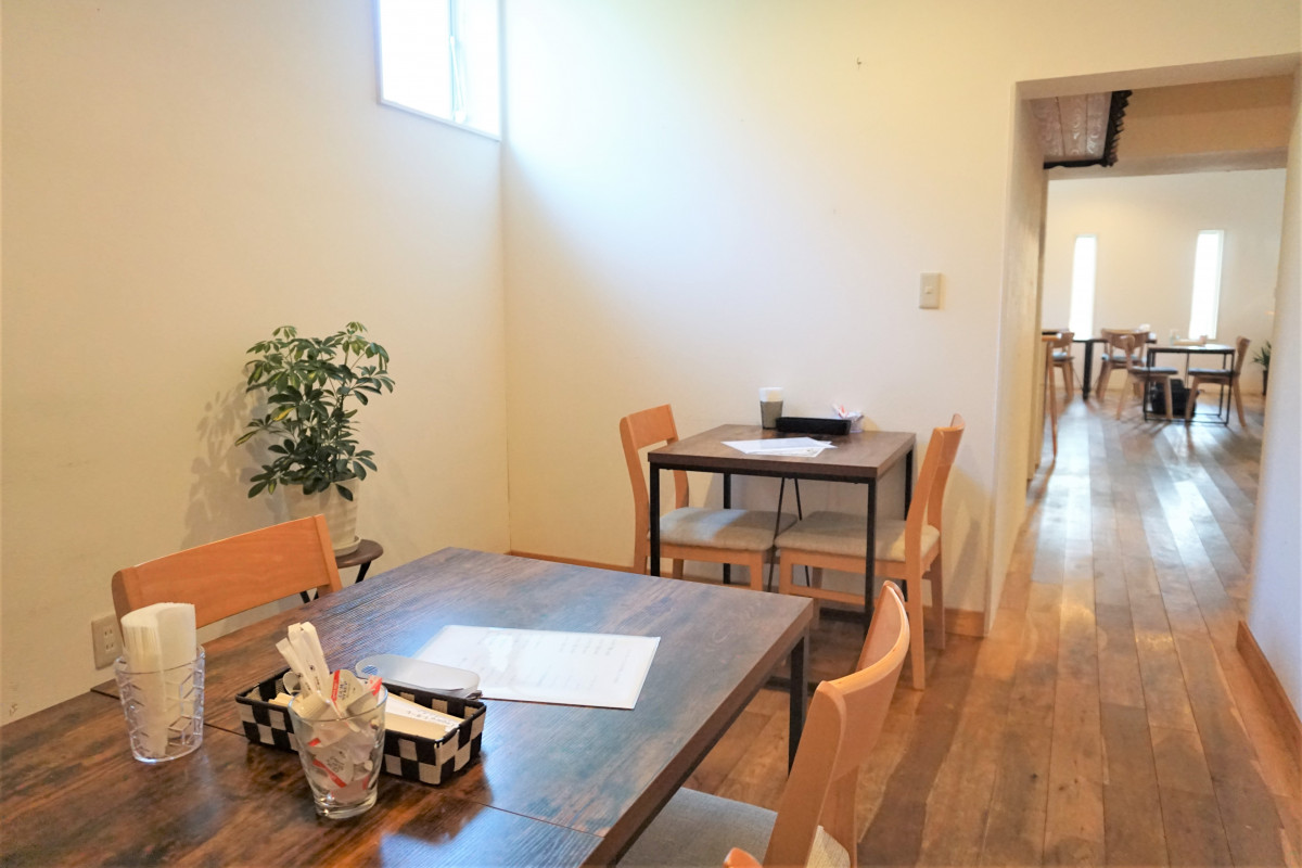 半個室のテーブル席あり