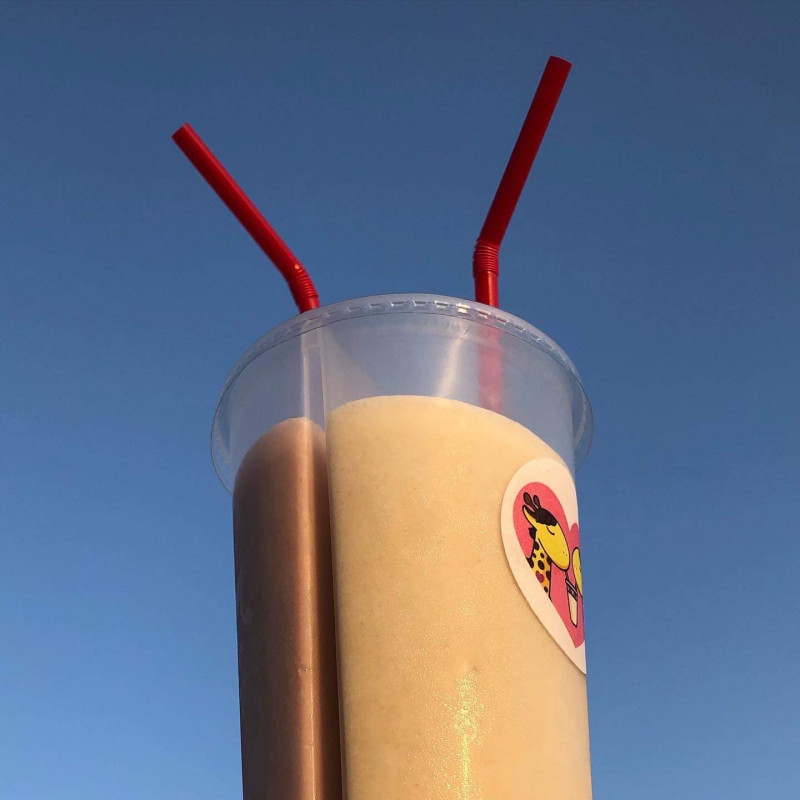 カップルにおすすめ!「恋バナナ」 はバナナジュースにイチゴシロップをトッピング。 2つの味を同時に楽しむ事が可能です!