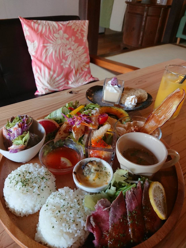 多国籍なメニューの月替わりプレートはお子様ともシェアできるほどのボリューム！（１６００円税抜）