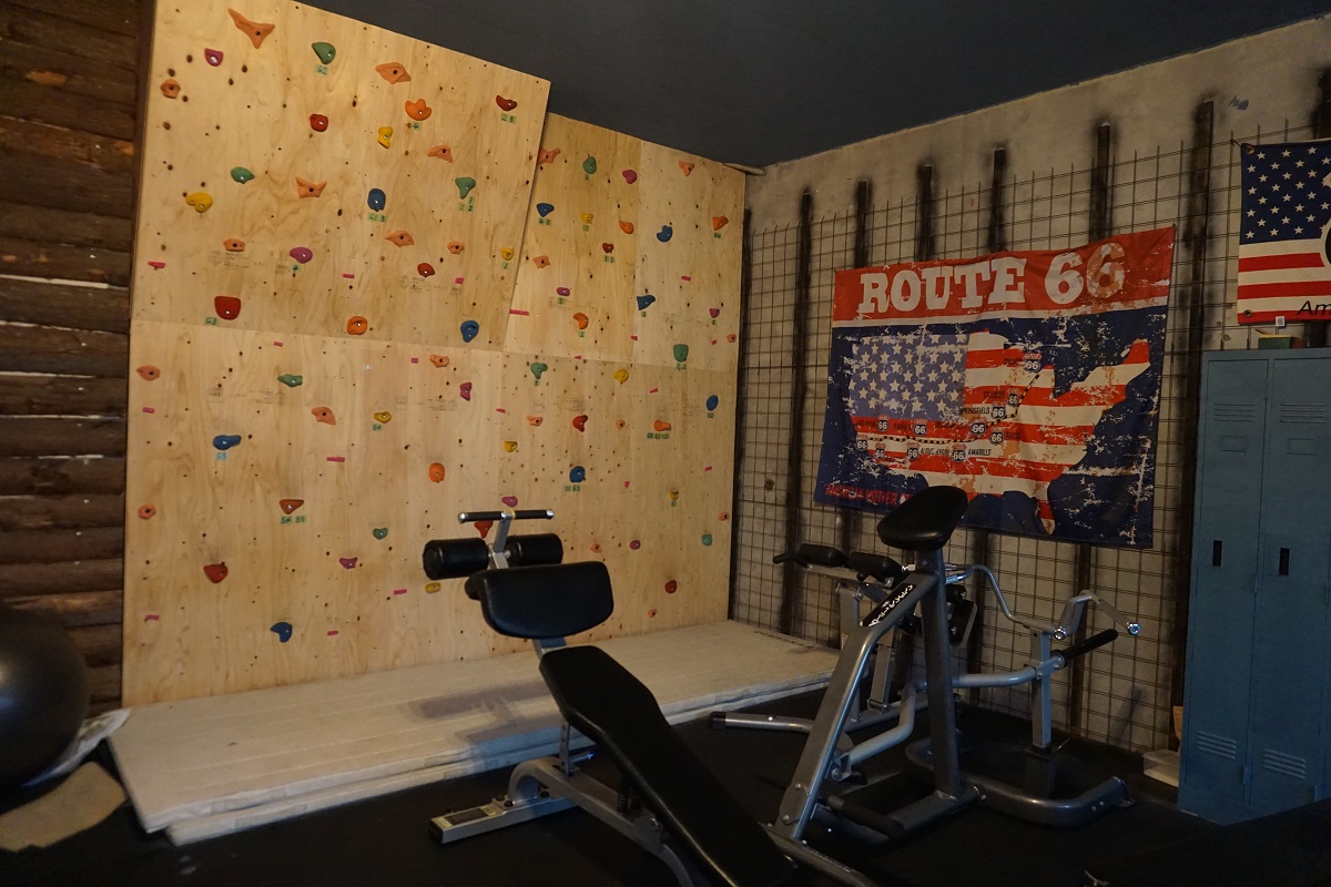 １階奥のフロアにボルダリングあり