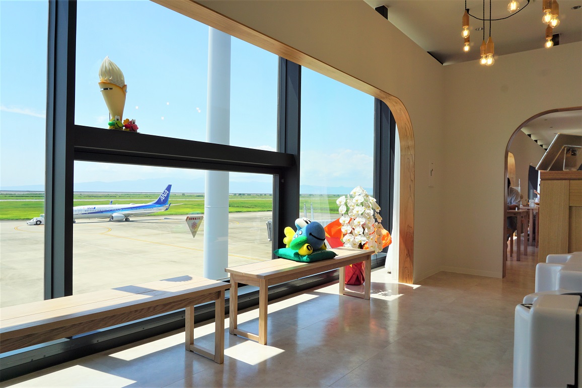 飛行機の発着陸が望める大きな窓