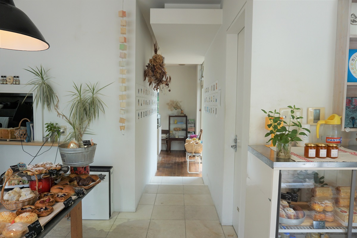 2段下がる通路を抜けるとカフェコーナーあり